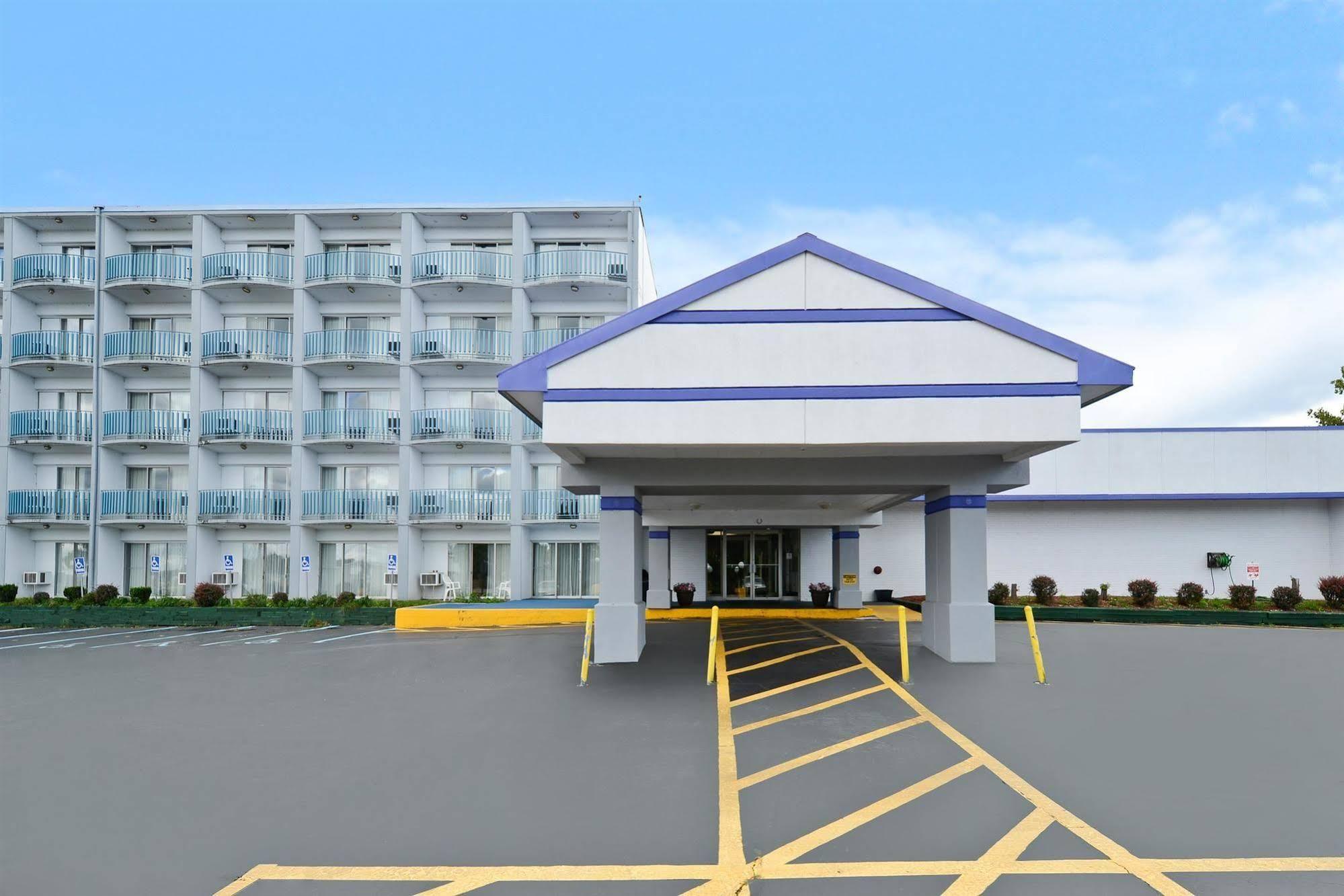 Howard Johnson By Wyndham Saint Joseph Benton Harbor Exterior foto