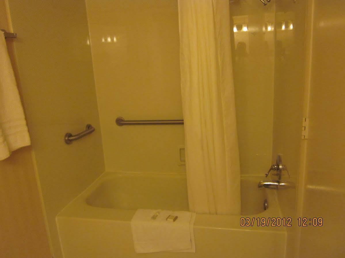 Howard Johnson By Wyndham Saint Joseph Benton Harbor Exterior foto